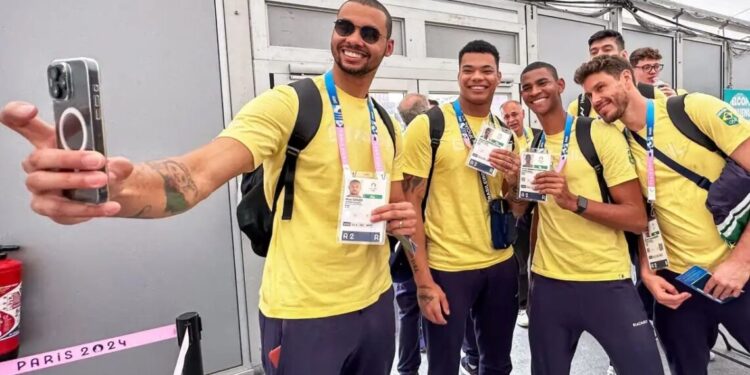 Atletas de vôlei de quadra masculino do Time Brasil fazem foto na chegada à Vila Olímpica
Marina Ziehe/COB