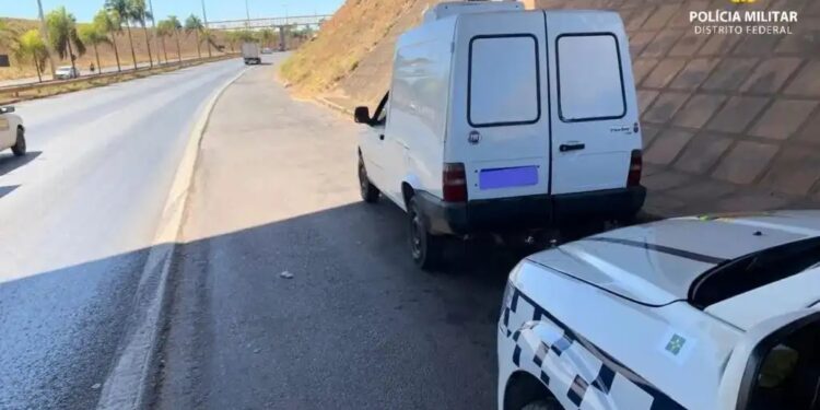 Bandido furta carro, para na direção contrária da via para defecar e acaba preso no DF
PMDF