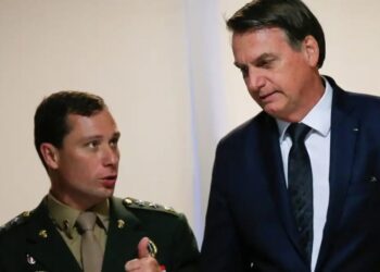 Bolsonaro (à direita) queria acesso à delação de Cid 18/06/2019REUTERS/Adriano Machado