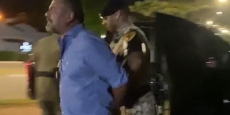 Ex-deputado preso após confusão em bar é solto, mas tem porte de arma suspenso e deverá fazer tratamento psicológico