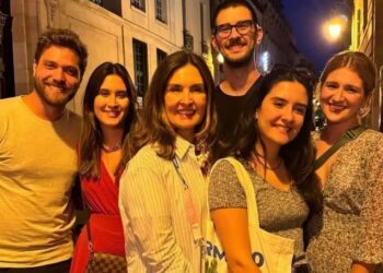 Beatriz, Vinícius e Laura Bonemer, todos com 26 anos, se reuniram com Fátima Bernardes, em Paris Instagram/Fátima Bernardes