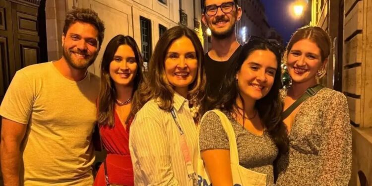Fátima Bernardes posa com os filhos trigêmeos em Paris: “Meu trio”