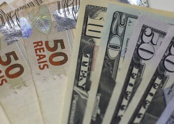 Dólar ronda maior patamar desde janeiro de 2022
Foto: REUTERS/Ricardo Moraes