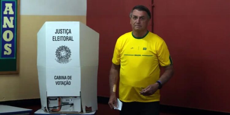 Bolsonaro, ainda presidente, subiu o tom contra o TSE, levantando, sem provas, dúvidas sobre a integridade do sistema eletrônico de votação
Arquivo - Pedro Kirillos/Estadão Conteúdo