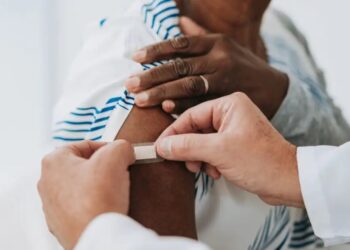 Existem, atualmente, dois tipos de vacina contra herpes-zóster: a atenuada e a recombinada inativa
andreswd/GettyImages