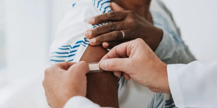 Existem, atualmente, dois tipos de vacina contra herpes-zóster: a atenuada e a recombinada inativa
andreswd/GettyImages