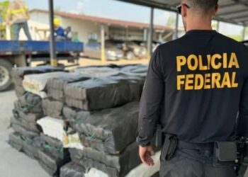 A Polícia Federal apreendeu cerca de 4 toneladas de cocaína nesta quarta-feira (24) na comunidade Vila Nova, em Tabatinga, cidade que faz fronteira com a cidade de Letícia, na Colômbia. Essa é a maior apreensão da droga na história do Amazonas. Crédito: Divulgação/PF
