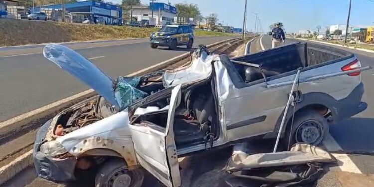 Motorista fica ferido após capotar carro e bater em poste na BR-153