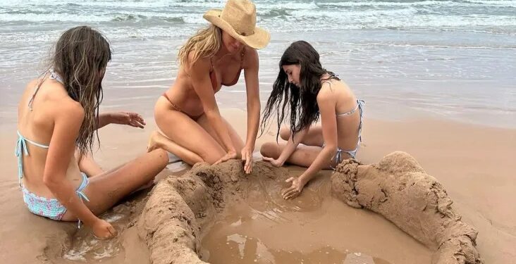 Além disso, brincou com crianças na areia da praia
Crédito: Instagram/Gisele Bündchen