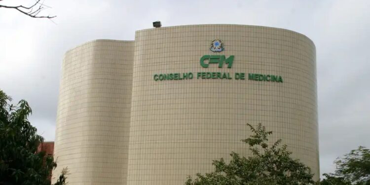 Governo Lula aciona MPF contra decisões do Conselho Federal de Medicina