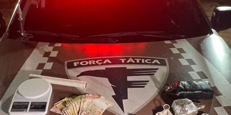 Suspeito com tornozeleira eletrônica e companheira são presos com drogas e R$ 5,2 mil