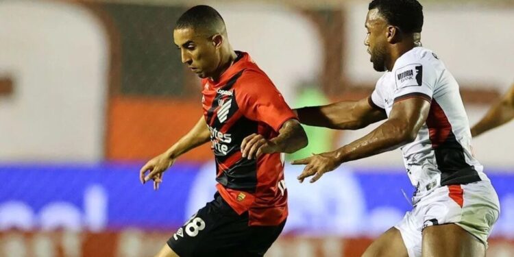 Athletico-PR bate Vitória e volta a vencer após quatro jogos