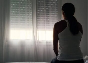 Diminuição da luz solar durante os meses mais frios pode ser um fator para a depressão sazonal
Alvaro Medina Jurado/GettyImages