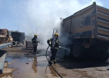 Chamas causaram fumaça — Foto: Divulgação/Bombeiros