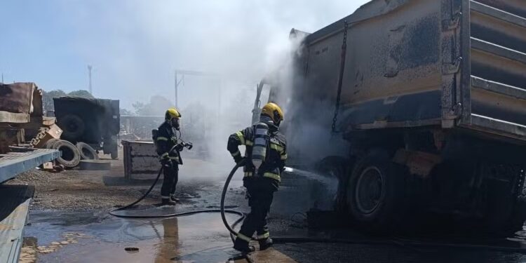 Motor de caminhão pega fogo e chamas atingem equipamentos de oficina