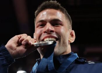 Willian Lima conquistou a prata no Judô após ser derrotado pelo japonês Hifumi Abe na final da categoria até 66kg. Essa é a primeira medalha do Brasil em Paris 2024. Crédito: Michael Reaves/Getty Images