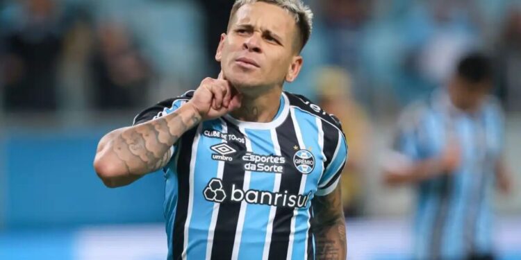 Em gramado encharcado, Grêmio vence Vasco e deixa o Z4 do Brasileirão