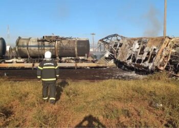 De acordo com o Corpo de Bombeiros, a colisão frontal aconteceu entre um ônibus com aproximadamente 25 passageiros e uma carreta carregada com óleo diesel. Crédito: Corpo de Bombeiros MT