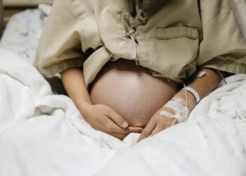 Embolia amniótica é uma complicação rara, mas potencialmente fatal, que costuma ocorrer na fase final da gestação
skaman306/GettyImages
