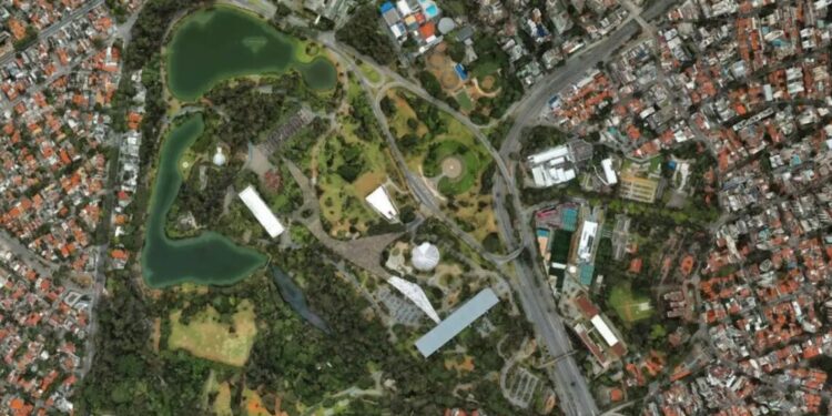 Balão cai e pega fogo no Parque Ibirapuera, em São Paulo