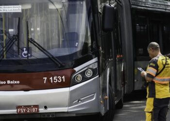 Passageiros aguardam no Terminal Rodoviário do Tietê, em São Paulo