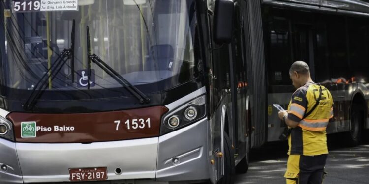 Greve de motoristas de ônibus em SP: Sindicato confirma paralisação nesta quarta; Justiça determina 100% da frota em horário de pico