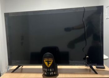 Televisão foi recuperada pela PM após vítima reconhecer objeto em anúncio — Foto: Ascom 1BPM/Divulgação