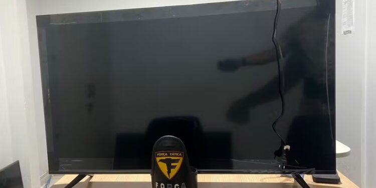 Homem é preso após fazer anúncio de televisão furtada e vítima reconhecer o aparelho