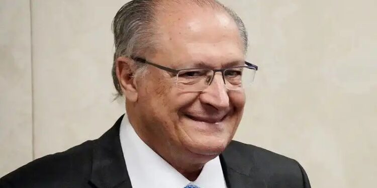 Qual é a especialidade médica de Alckmin? Vice-presidente socorreu passageira em avião