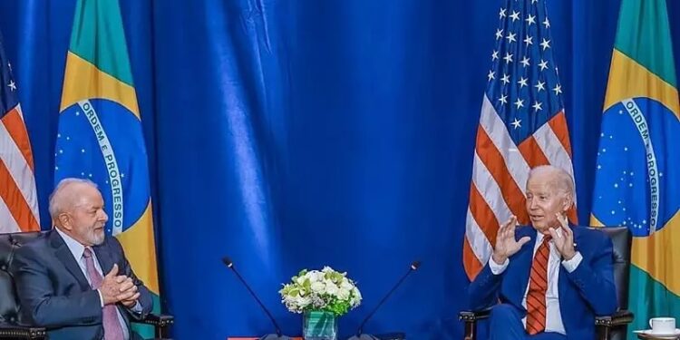 Lula e Biden devem conversar por telefone nesta terça-feira (30)
