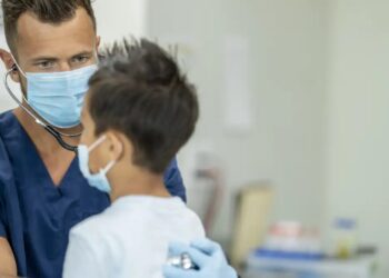 Visitas regulares ao pediatra são essenciais para as crianças e os adolescentes
Getty Images/FatCamera