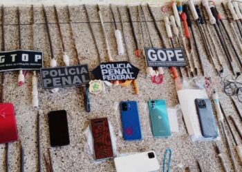 Celulares e objetos apreendidos em presídios brasileiros durante a Operação Mute Crédito: Senappen/MJSP