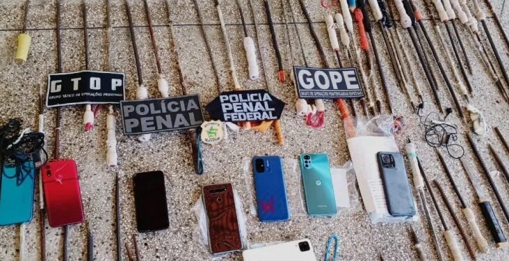 Operação apreende 982 celulares e 1 mil carregadores em presídios brasileiros