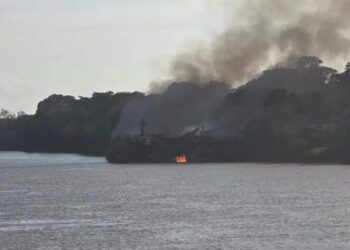 Grande embarcação de passageiros pega fogo no Amazonas; Marinha é acionada e fala em “diversas vítimas” Reprodução Redes Sociais