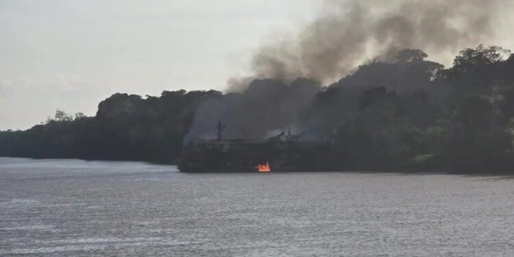 Grande embarcação de passageiros pega fogo no Amazonas; Marinha é acionada e fala em “diversas vítimas”
