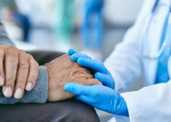 Os critérios, publicados pela Associação do Alzheimer, dos EUA, sugerem o diagnóstico precoce através de biomarcadores, ao invés de testes de memória
Drazen Zigic/GettyImages