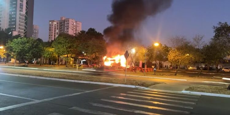 Trailer de lanches pega fogo e fica destruído em avenida de Palmas