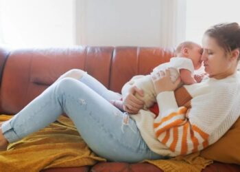 Estudo descobriu que a ocitocina (conhecida como "hormônio do amor") pode ser possível tratamento para depressão pós-parto
Natalia Lebedinskaia/GettyImages