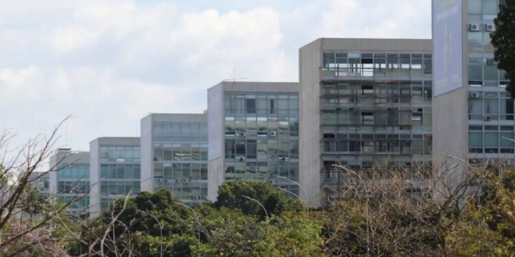 Por gestão fiscal, governo deve prever gastos de 2026 no Orçamento do ano que vem