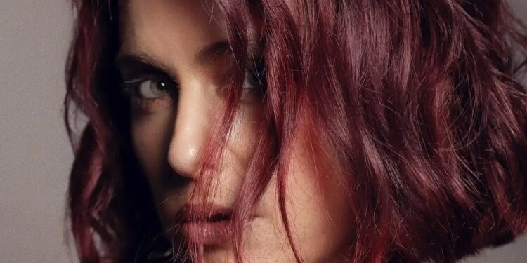 Angélica muda visual e aparece ruiva em nova foto