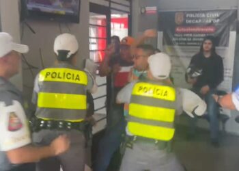 Familiares de motociclista Pedro Kaique Ventura Figueiredo, de 21 anos, agridem o motorista de um Porsche que o atropelou em SP Crédito: Reprodução/CNN