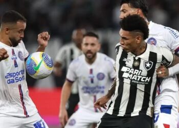 Caio Alexandre e Cuesta, do Bahia, e Igor Jesus, do Botafogo, em disputa no Nilton Santos Vítor Silva/Botafogo