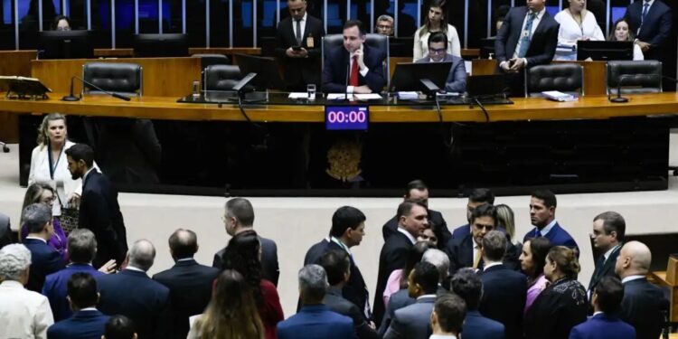 Congresso volta do recesso com risco de pauta ser trancada por vetos pendentes