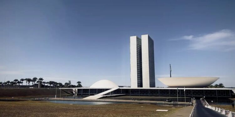 Governo congela R$ 1,2 bilhão em emendas parlamentares
undefined