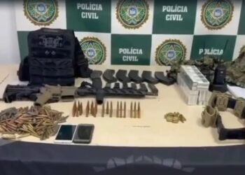 Policiais ainda apreenderam um fuzil AK-47 e uma grande quantidade de munição Draco-IE