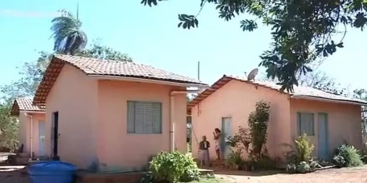 Moradores vivem com medo após casas doadas por empresa começarem a rachar