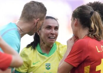 Marta chora ao ser expulsa contra a Espanha na Olimpíada de Paris
Juan Manuel Serrano Arce/Getty Images