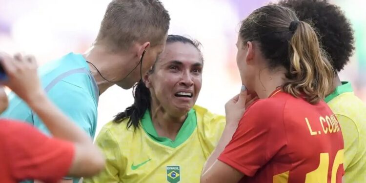 Marta chora ao ser expulsa contra a Espanha na Olimpíada de Paris
Juan Manuel Serrano Arce/Getty Images