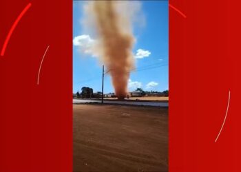 Redemoinho gigante é visto em Porto Nacional, no Tocantins — Foto: Reprodução/Redes Sociais