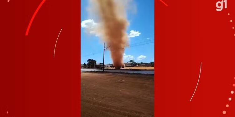 Redemoinho gigante é visto em Porto Nacional, no Tocantins — Foto: Reprodução/Redes Sociais
